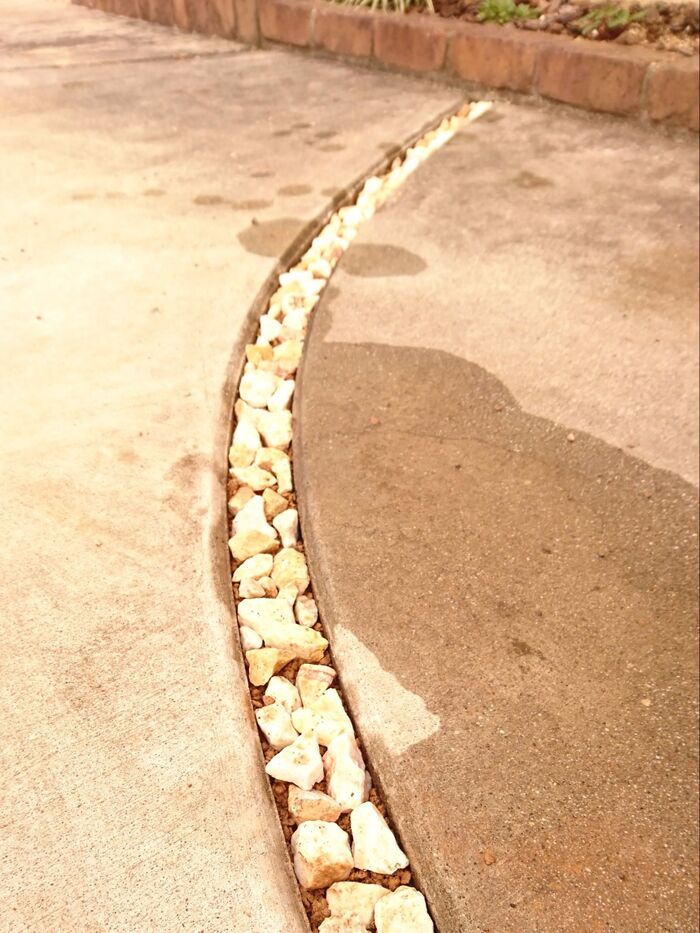 コケが生えた駐車場★固まる砂利と小石でコケ防止