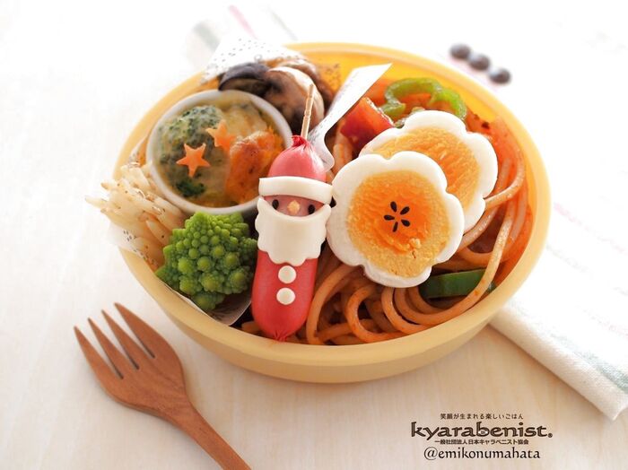 海苔のカットなし!サンタさんをのせるだけの簡単キャラ弁