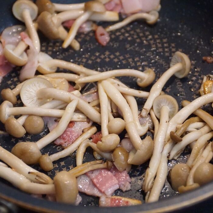 材料を炒める。