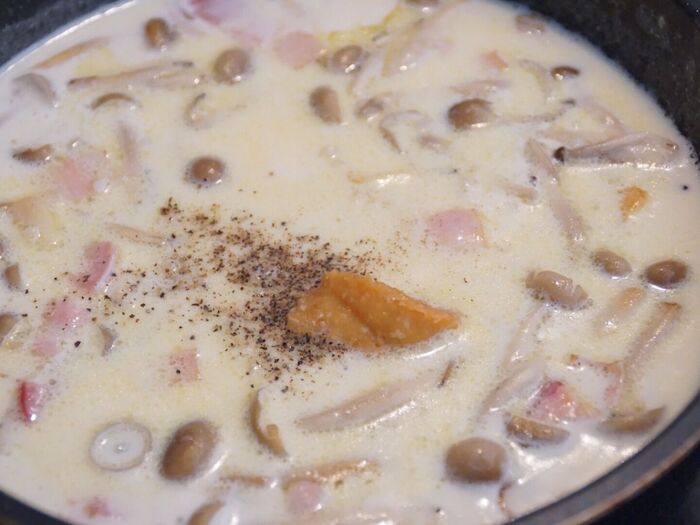 ごはん、豆乳を加え味付けをする。