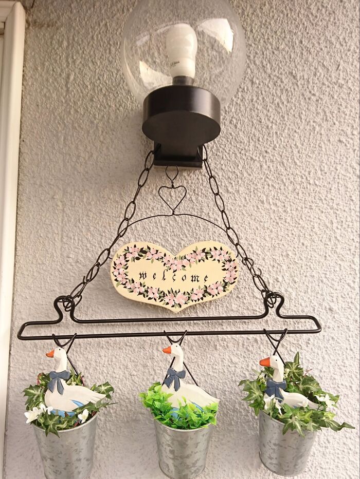 家の壁面★外灯のアイアン、ガーデニングの飾りアイアンを100均商品で新品に変身させて★素敵玄関でお♪