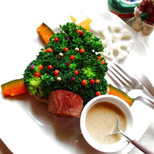 ブロッコリーも肉だねも、レンジ調理!だから簡単、美味しいカラフルミニクリスマスツリー♪