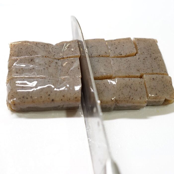 こんにゃくを食べやすい大きさにカットします