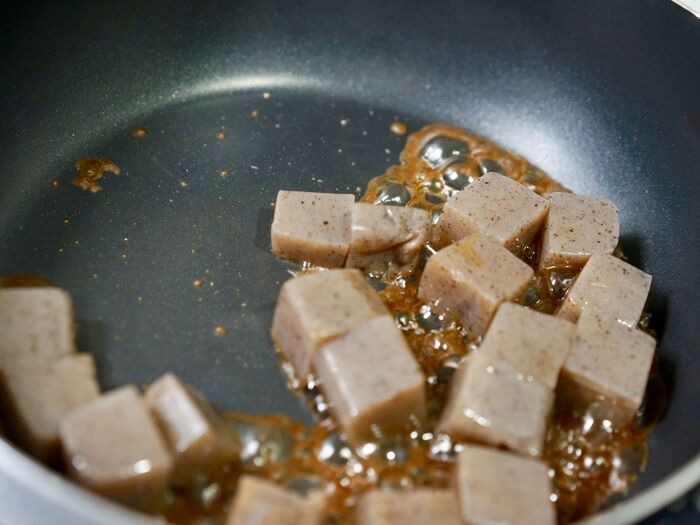 調味料を加えて味を絡ませます