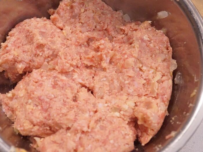 合挽き肉を捏ねる。