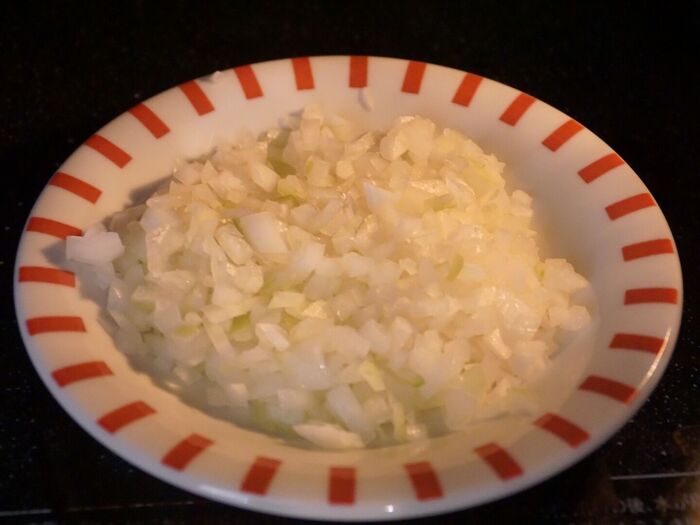 玉ねぎを電子レンジで加熱する。