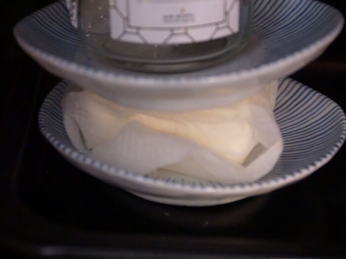 木綿豆腐を水切りする。