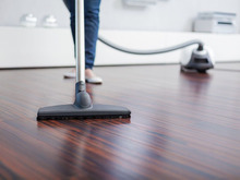 意外と知らない!?効率的な正しい掃除機の使い方とは