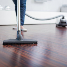 意外と知らない!?効率的な正しい掃除機の使い方とは