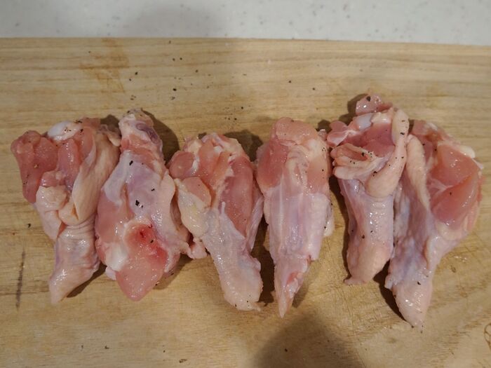 鶏手羽元の下準備をします。