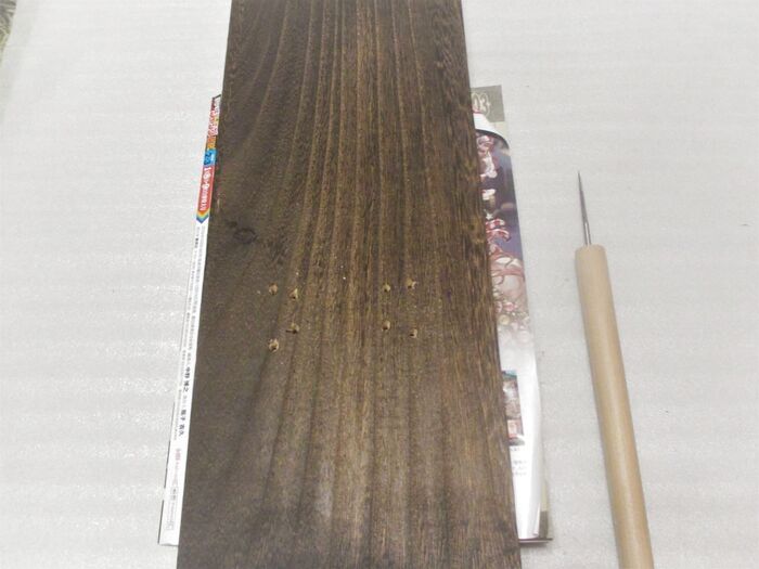 ③電球と木板を、キリで穴をあけて結束バンドでつなげる。