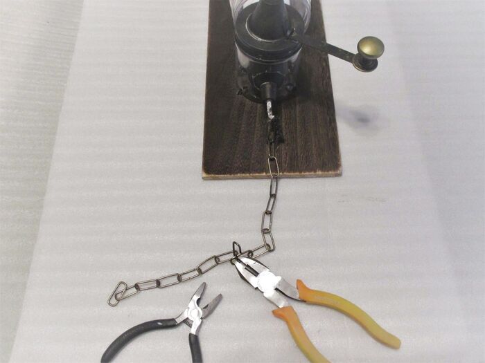 ⑩チェーンをペンチを使って適当な長さにする。