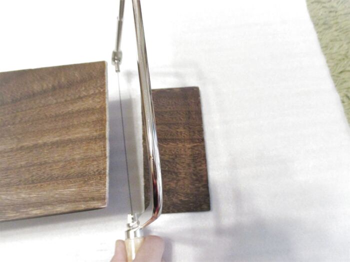 作り方①木板を7センチのこぎりで切り落とす。