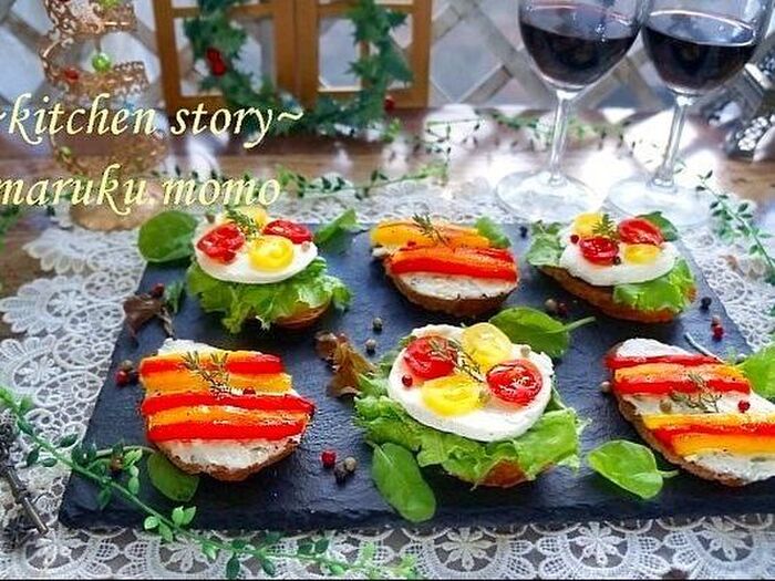 クリスマスに簡単★ストライプ&ドット柄のデザインブルスケッタ(レンジでパプリカマリネ)