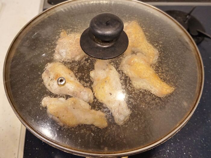 蒸し焼きにします。