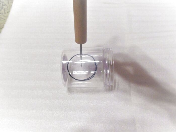 ③PET容器にカッターで穴を2個開ける。