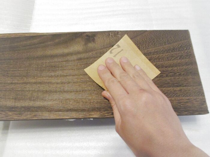 ②木板とPETジャーボトルにやすりがけをする。