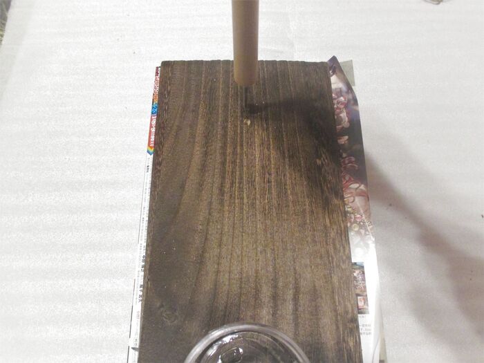 ④PETジャーボトルを木板に結束バンドでつなげる。