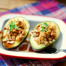 レンジで1分!アボカドの中華風まるごとサラダ