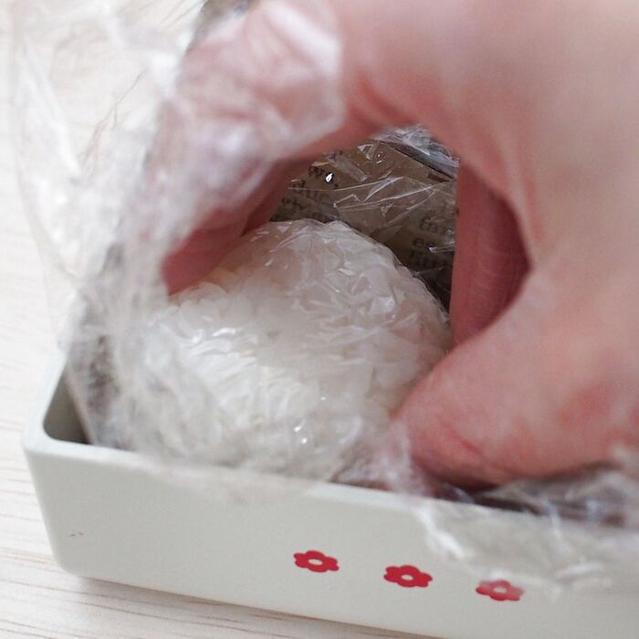 おにぎりを詰めます