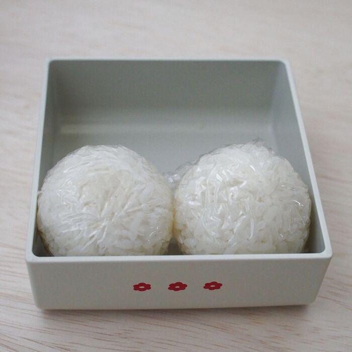 おにぎりを詰めます