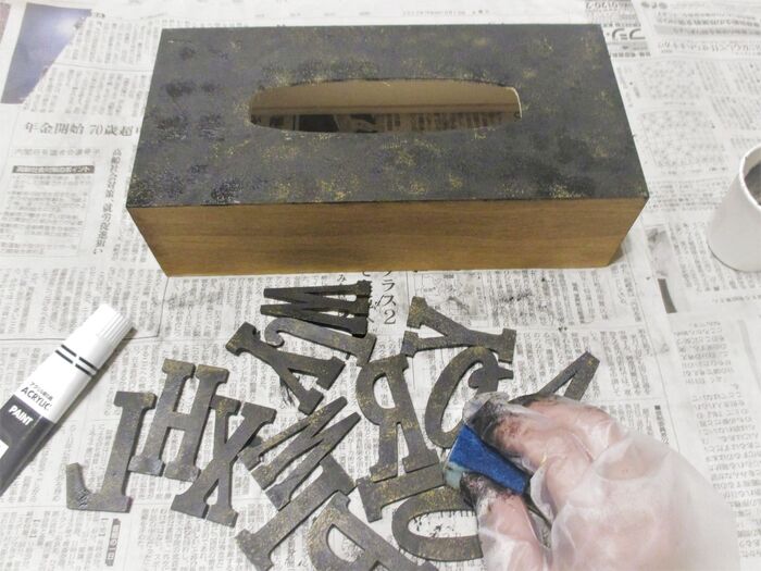 ③再び黒の絵の具をぽんぽんとぬっていき、色の調整をする。