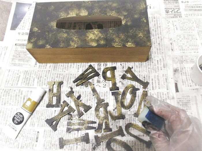 ②ゴールドの絵の具をところどころにぽんぽんと色を置く。