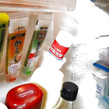 100均素材《セリア》で冷蔵庫に統一感を!調味料類を取り出しやすく&小物をキラキラデコ!