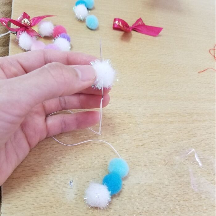 縫い糸でデコレーションボールを通していく