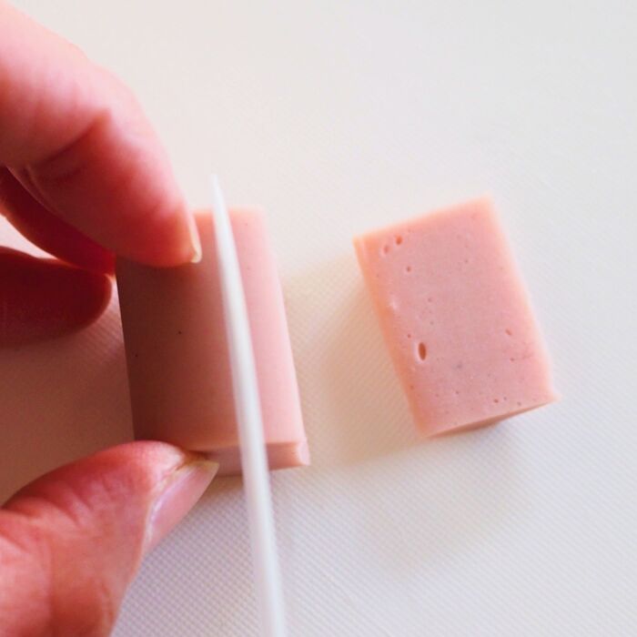 魚肉ソーセージをカットします