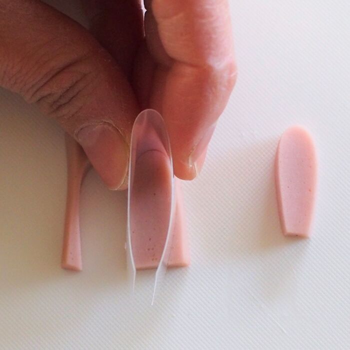 耳の形に抜きます