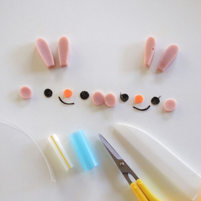 顔パーツを準備します