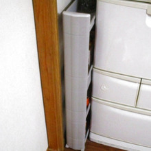 冷蔵横の隙間の空間を利用した調味料&ストック入れ 取り出しやすく見た目すっきり!