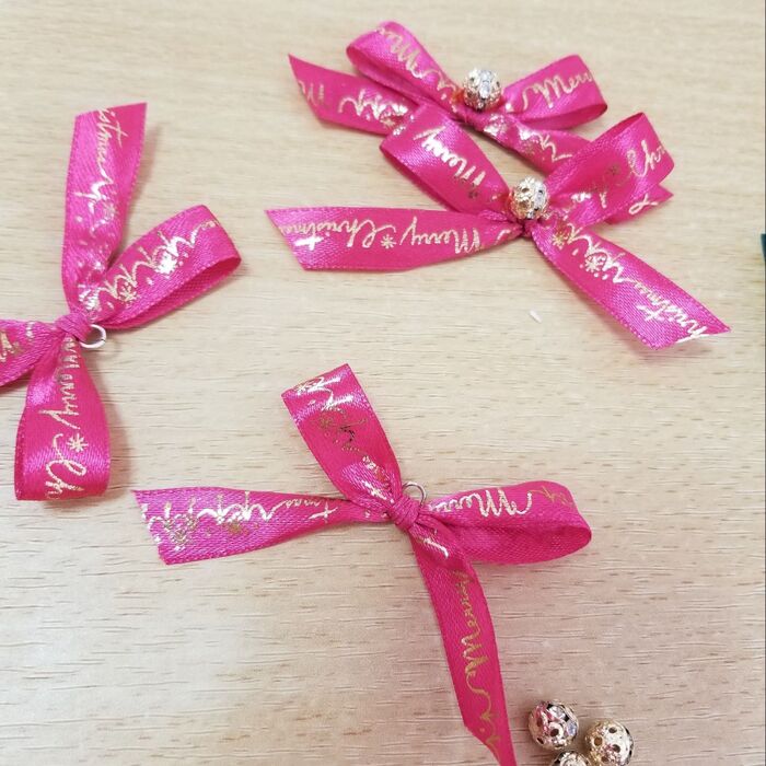 リースの飾りのリボンを作ります