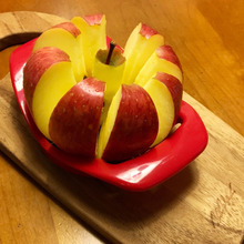 りんご3秒でザクッと8等分‼︎