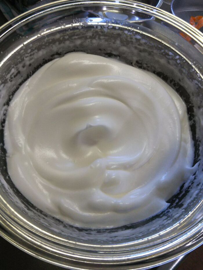 ①メレンゲを作る