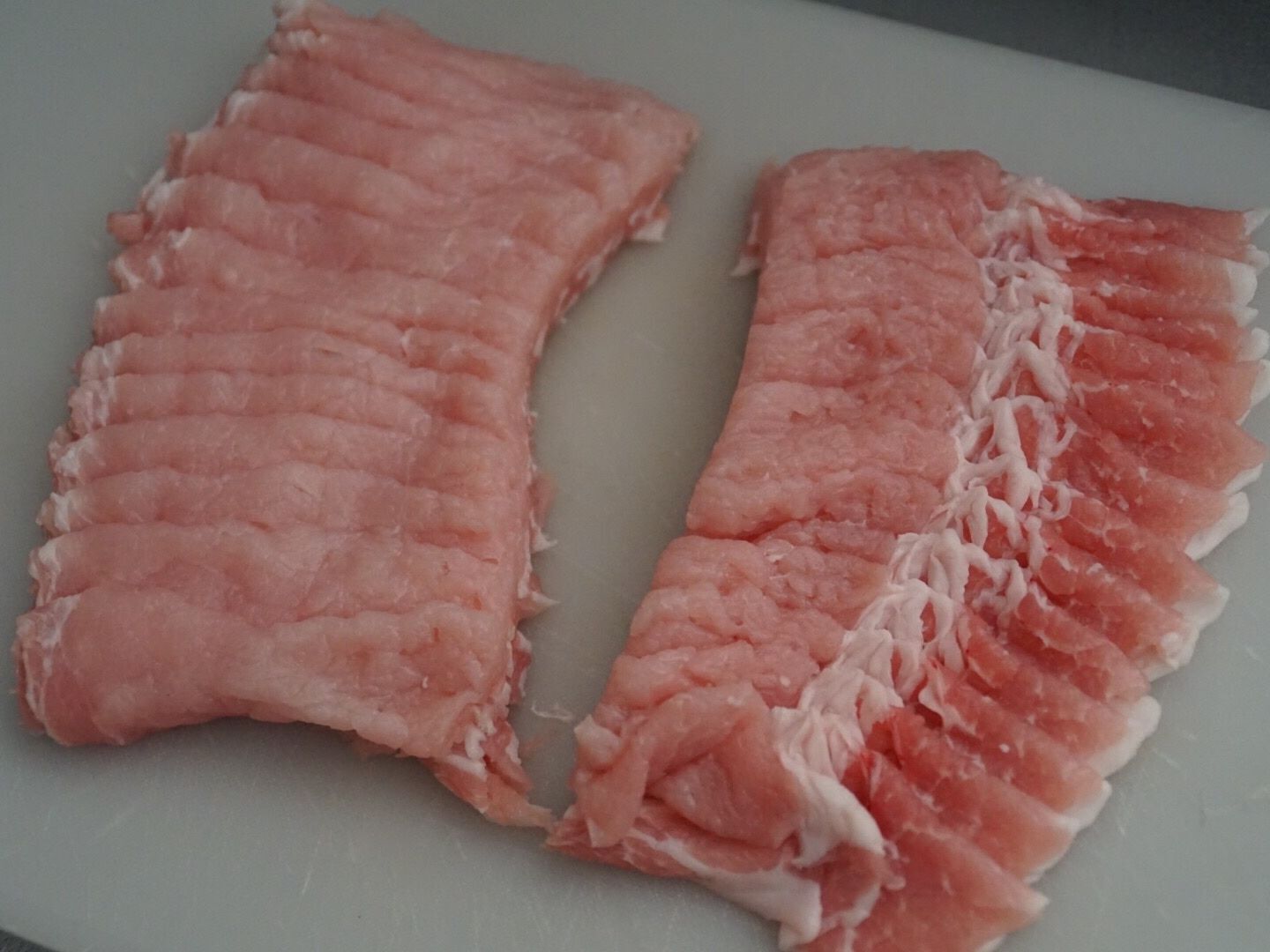 豚ロース肉を切る。