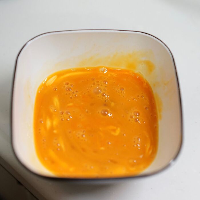 卵に調味料を混ぜておく