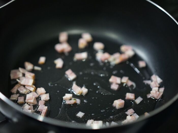 ベーコンを加える