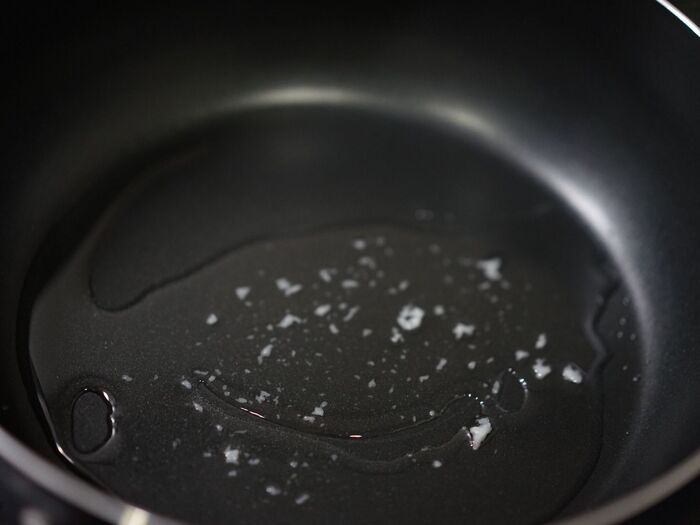 油にはおろしにんにくを混ぜておく