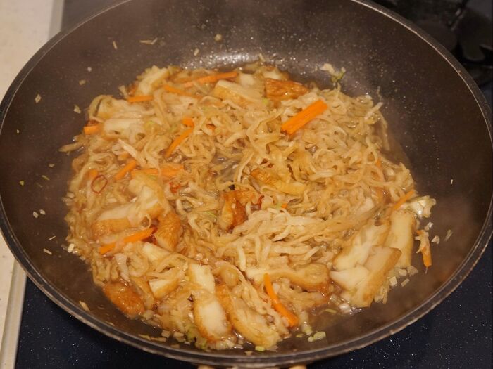 調味料を加えて炒め煮にします。