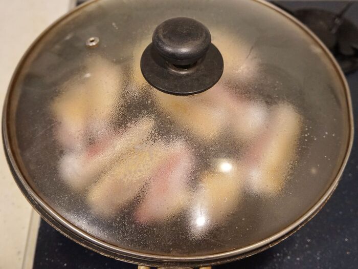 手羽中をこんがりと焼きます。