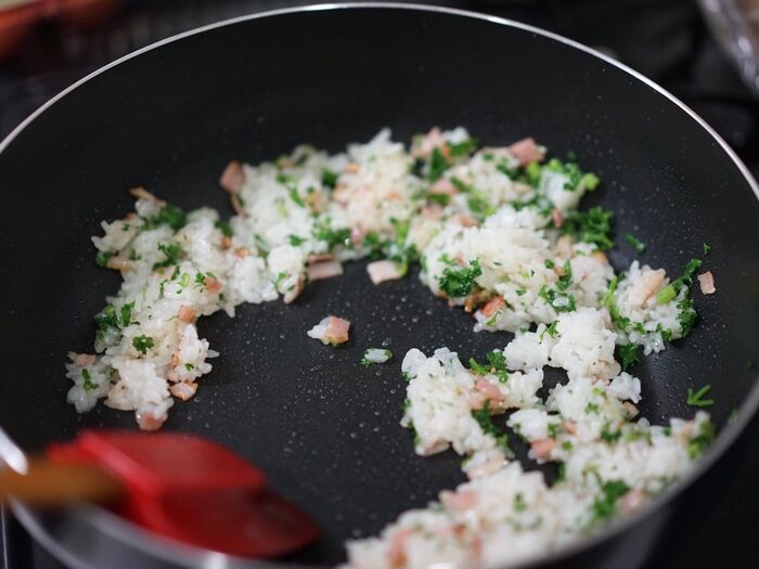 パセリを加えてサッと炒める