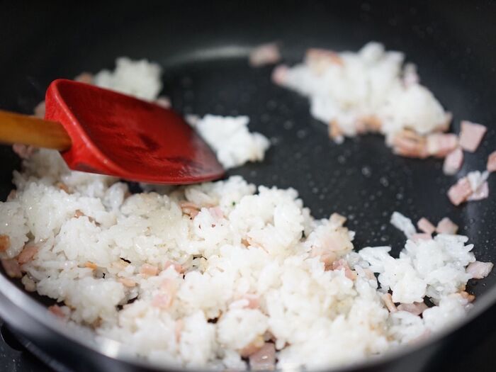 ご飯を加えて塩で味を調えます