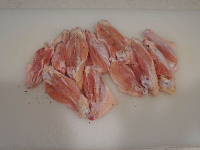 鶏手羽中の下準備をします。