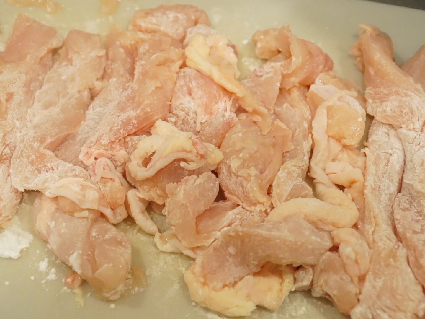 鶏胸肉を切り片栗粉をまぶす。