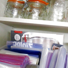 シンク上収納!かさばる食品保存袋を取り出しやすくする方法