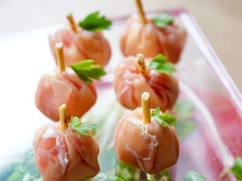 火を使わずに!簡単♡可愛い♡フィンガーフード!「クリームチーズの生ハム包み」