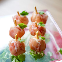 火を使わずに!簡単♡可愛い♡フィンガーフード!「クリームチーズの生ハム包み」