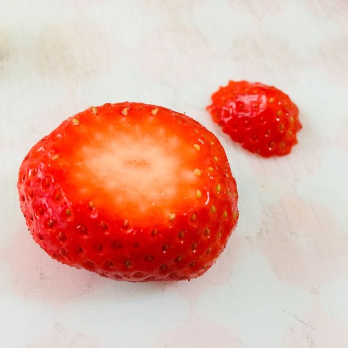 苺の先端部分を少しカット